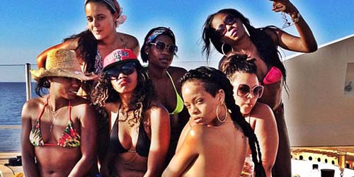 Rihanna Pamer Foto Lagi, Sekarang Lepas Bikini [ www.BlogApaAja.com ]