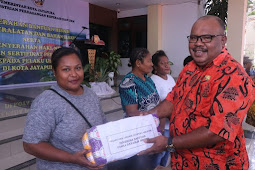 Frans Pekey Berikan Salurkan Bantuan Hibah ke Pelaku Usaha dan Koperasi di Kota Jayapura