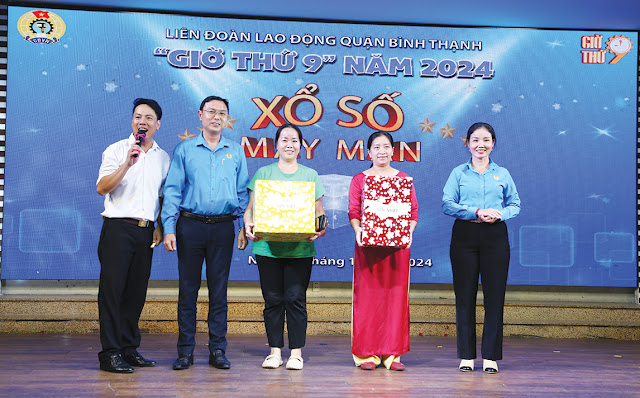 Ban Thường vụ LĐLĐ quận trao quà cho đoàn viên  tham gia vòng xổ số may mắn. (Ảnh: TC)