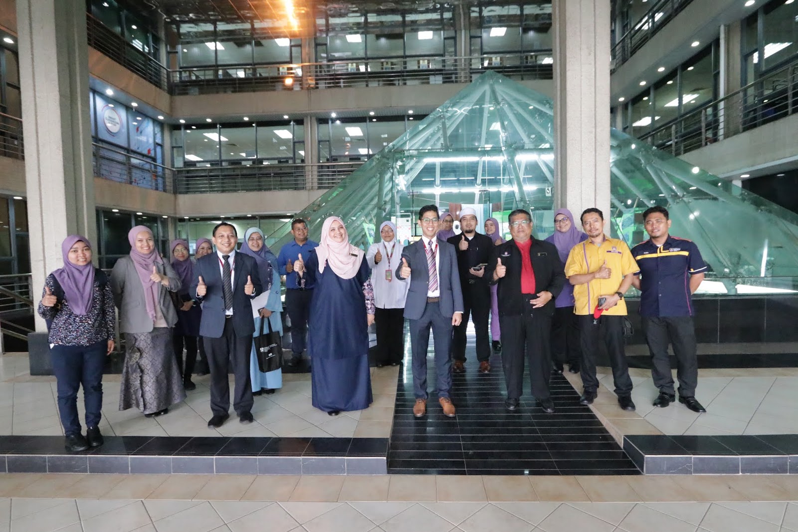 Sekitar Lawatan Pengarah Hospital UiTM ke Galeri ...