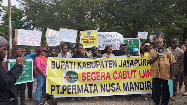 Foto : Suasana demo damai masyarakat adat Grime Nawa di depan kantor Bupati Jayapura, 7 September 2022.