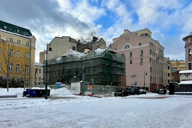 улица Остоженка, Мансуровский переулок, строящееся здание на месте снесенного флигеля бывшей усадьбы Шушериной (флигель был построен в 1795-1873 годах, снесен в 2022 году)