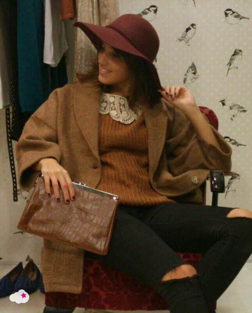 abrigo camel, jersey babero, bolso vintage, sombrero (lmb)