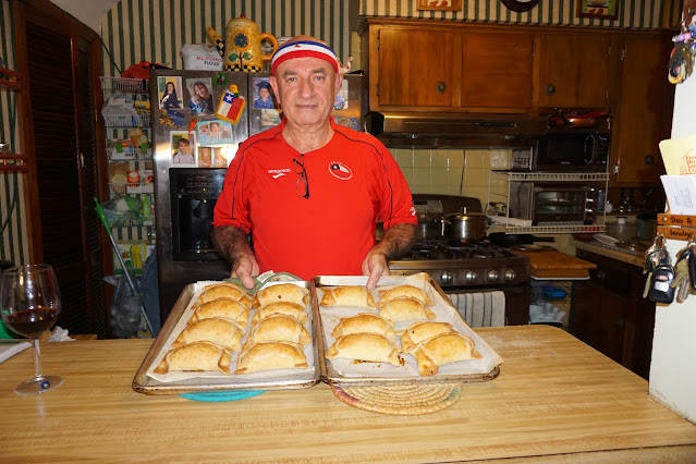 La masa de estas empanadas es exquisita y el pino hecho con carne asada excelente.