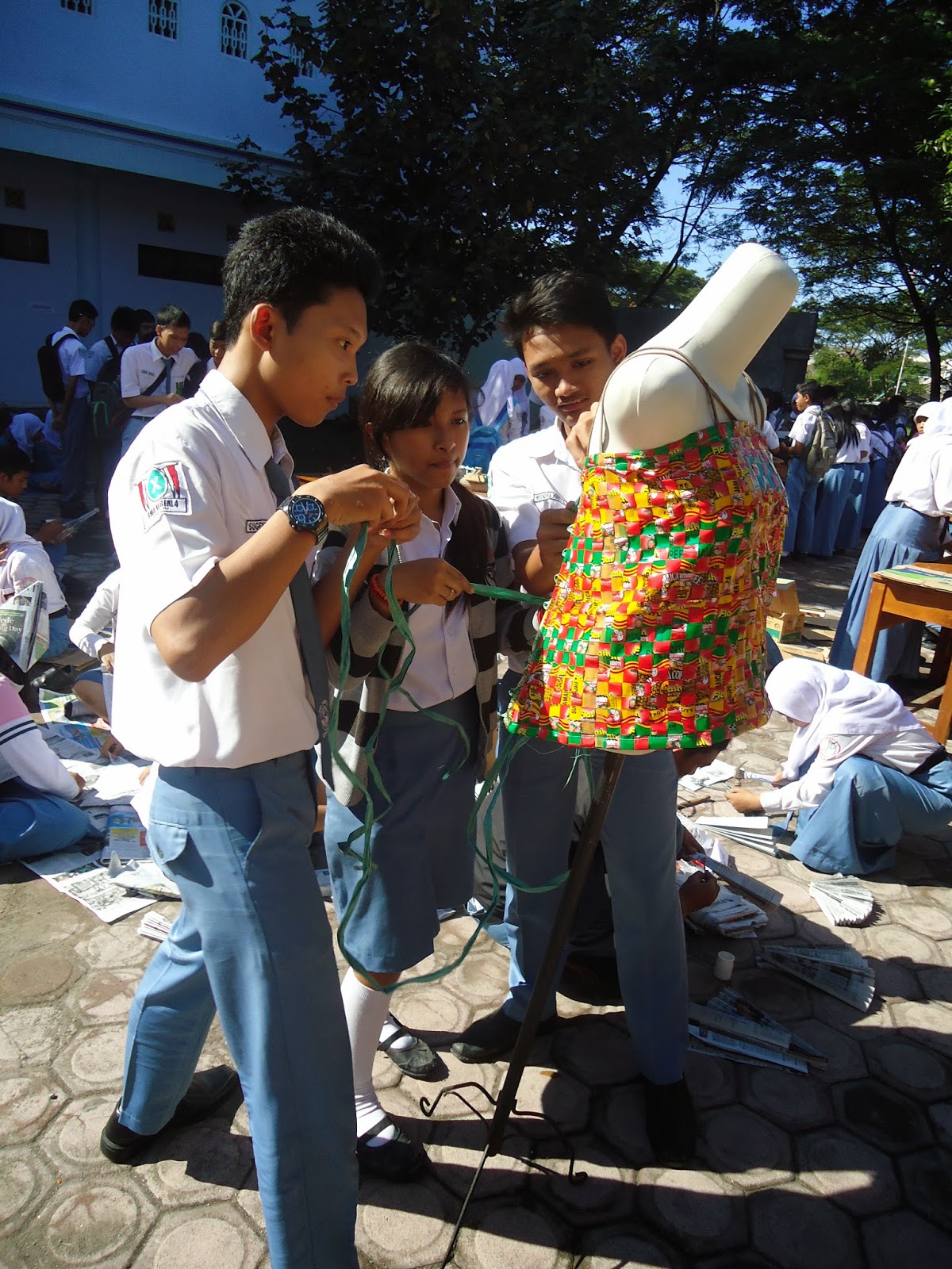 CARA MEMBUAT GAUN DARI BAHAN BEKAS