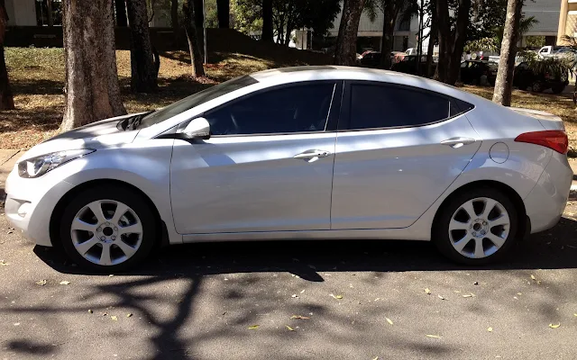 Hyundai Elantra 2013 com teto-solar - lateral