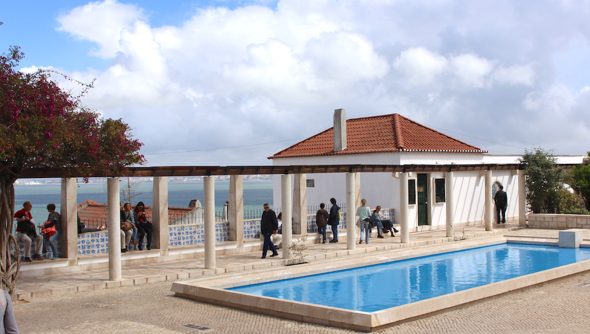 Miradouro Portas do Sol Santa Luzia view lisbon Blick Aussicht Lissabon Rooftop Castelo Brücke