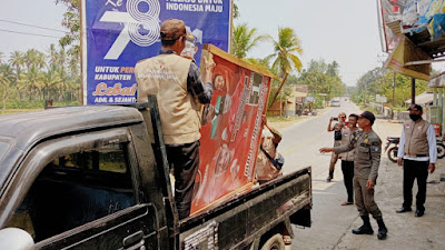  Didampingi Panwaslu, Pol PP Kecamatan Cihara Tertibkan APS/APK Pemilu 2024