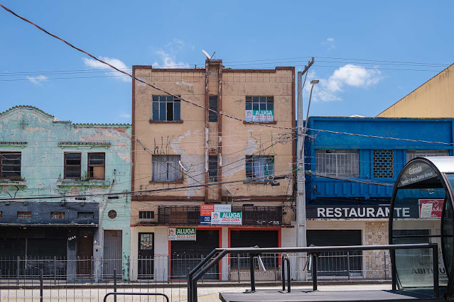 Pequeno edifício na Av.Mal. Floriano Peixoto