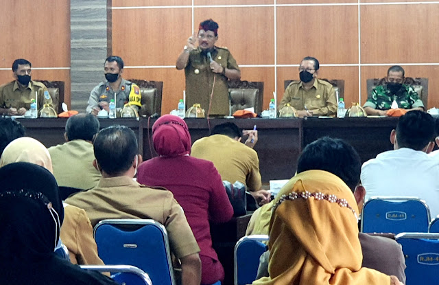 Plt Bupati Nganjuk Marhaen Djumadi (berdiri) saat memberikan paparan dalam rapat persiapan pelaksanaan peringatan hari jadi ke-1085 Nganjuk di Ruang Rapat Anjuk Ladang Pemkab Nganjuk, Selasa 15 Maret 2022