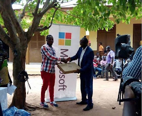 Microsoft apoya al profesor africano que enseñaba word sin computadora en el pizarrón