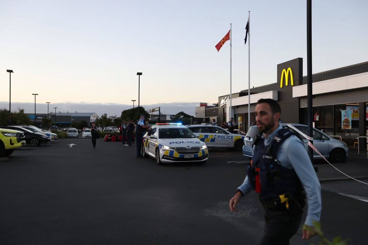 Cảnh sát cho biết một người đã bị bắt sau vụ tấn công cửa hàng McDonald's ở Mt Roskill vào tối thứ Năm.