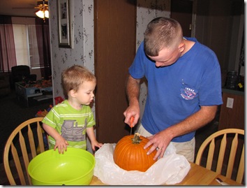 carving the pumpkin 007