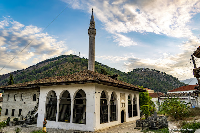 Mezquita del Rey en el Centro Medieval, Berat - Albania, por El Guisante Verde Project