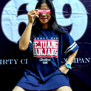 Foto Seksi Wanita Model Kaos Distro