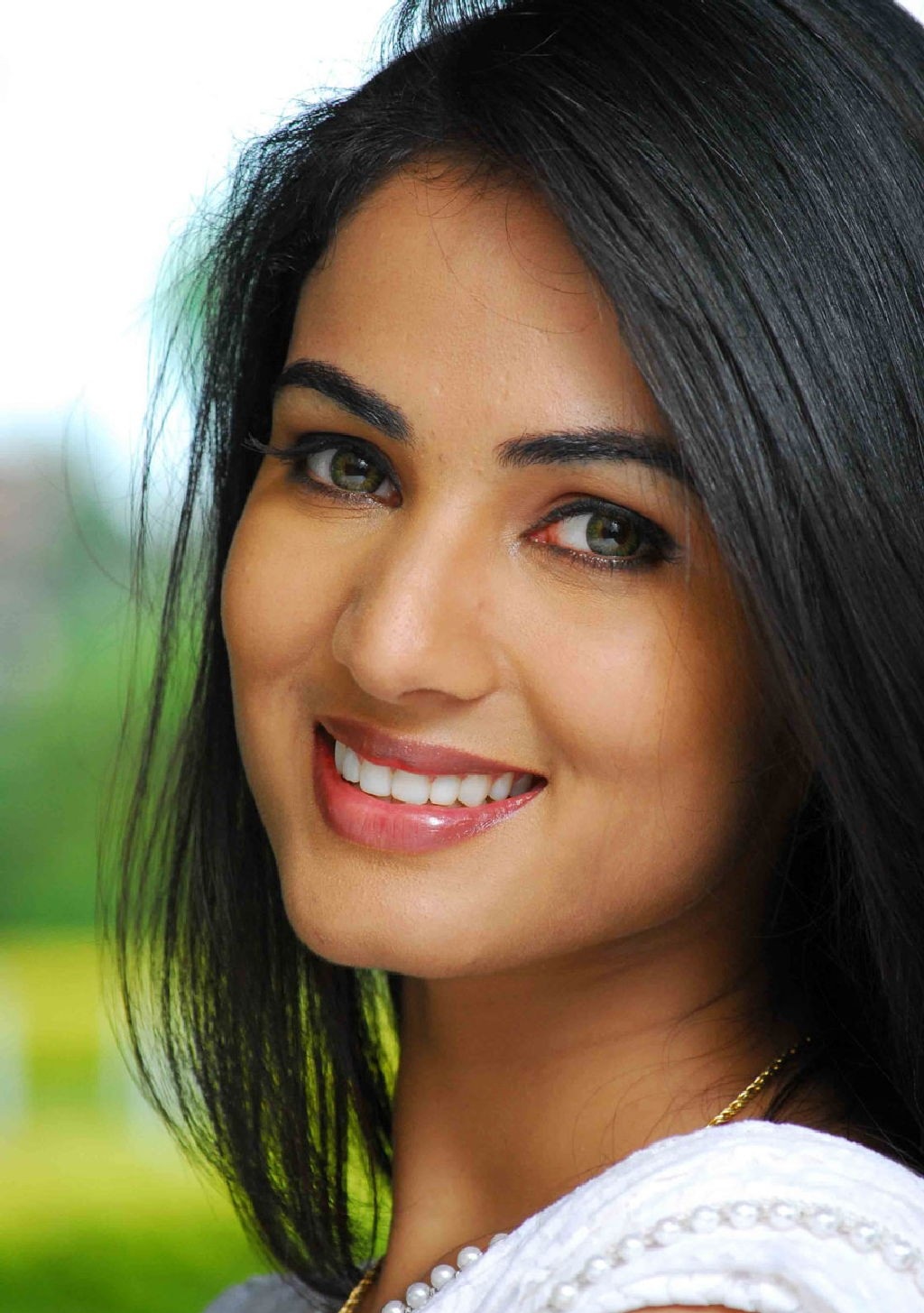 Sonal Chauhan  HD Wallpapers (High Definition)  iPhone 