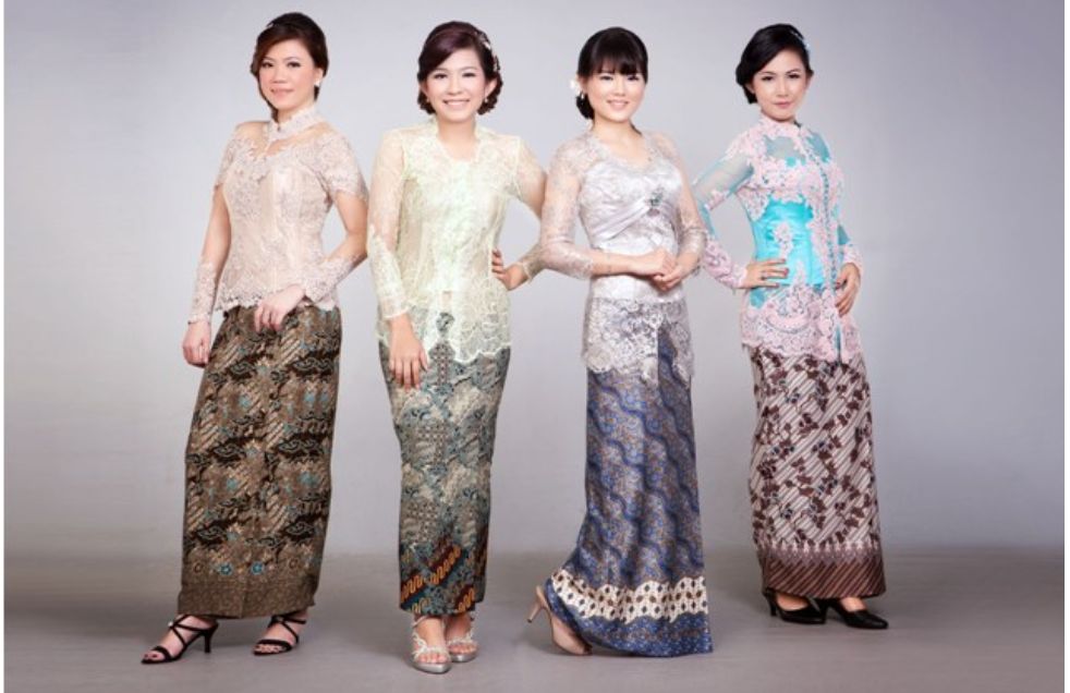 7 Model Kebaya  Modern  Lengan Pendek Sabrina Yang  Modis 