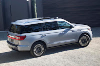 Lincoln Navigator (2018) Rear Side