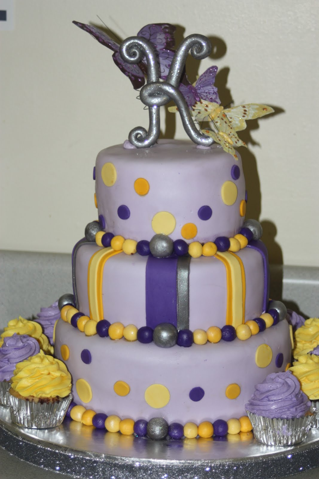 purple halloween wedding cakes Feliz cumpleaños Karla!!!