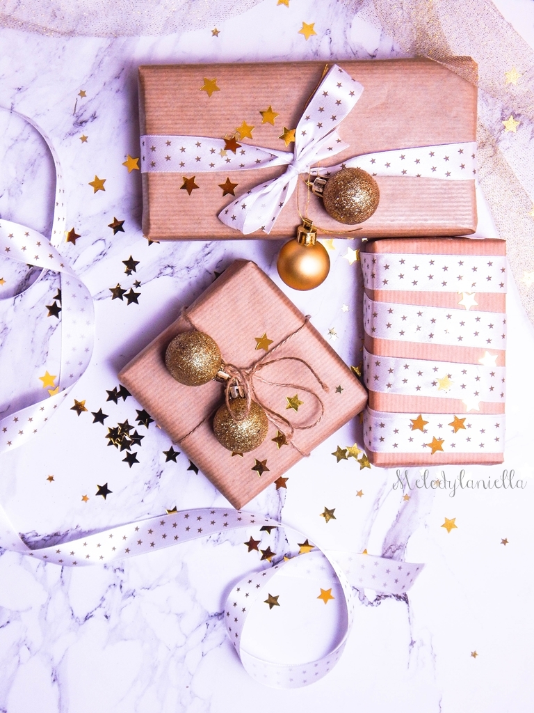 8 jak zapakować prezenty świąteczne w papier pakowy pomysły na pakowanie prezentów jak zapakować pudełko w papier jak ozdobić papier pakowy przy pakowaniu prezentów wstążki bombki złoto gałązki pakowy papi