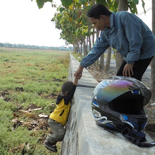 mengajak anak bermain