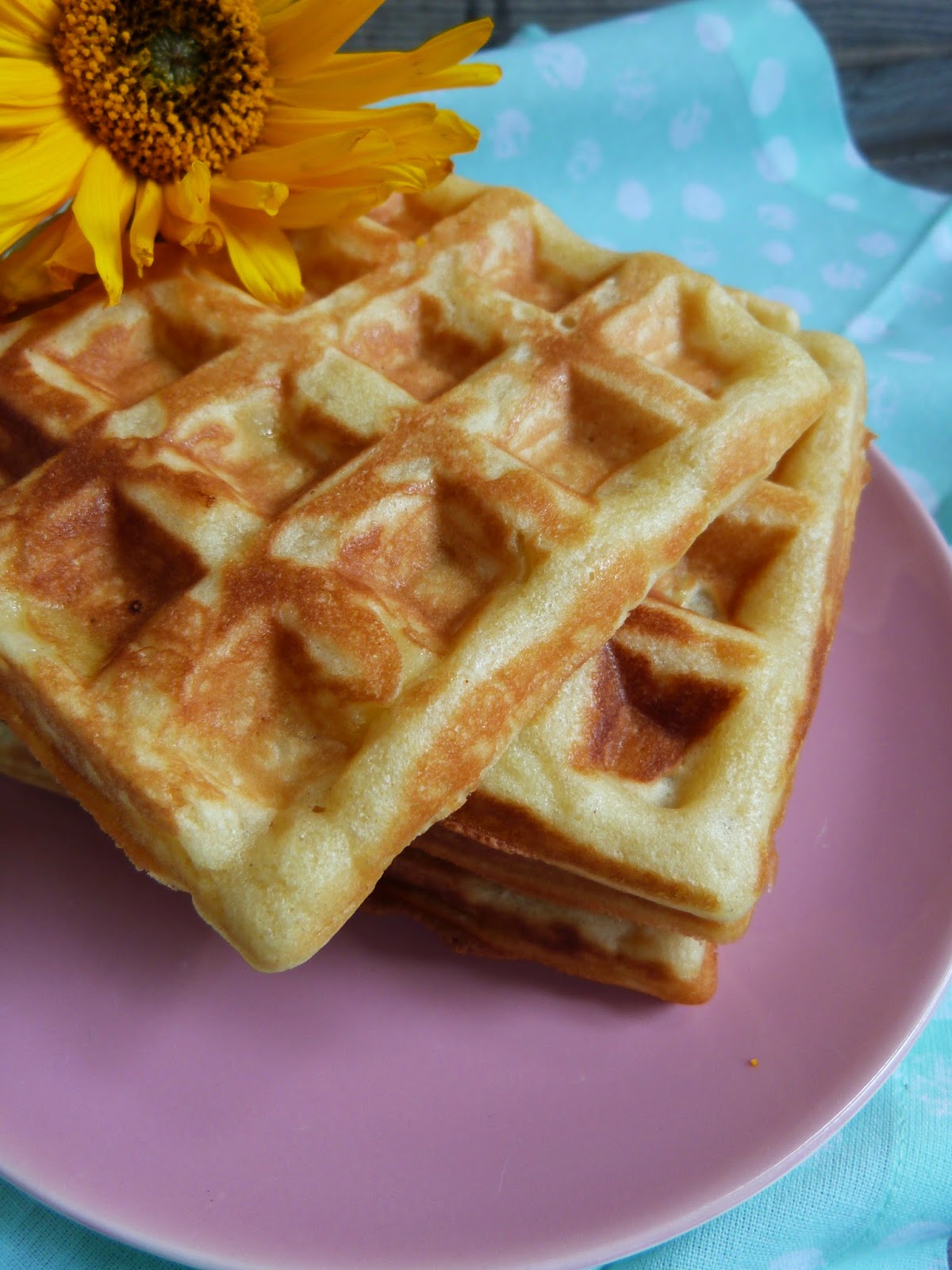 http://biskuitwerkstatt.blogspot.de/2014/09/saftige-apfelwaffeln-und-das-cuisinart.html