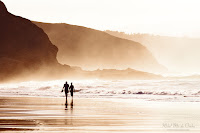 Pareja paseando en la playa