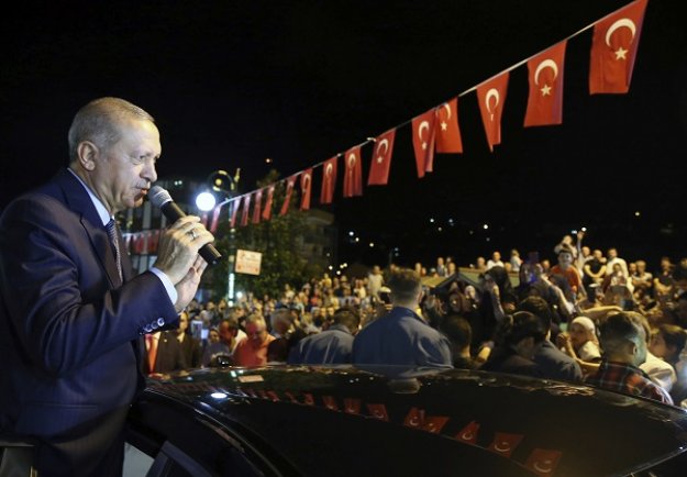 «Σχέδιο εναντίον της Τουρκίας» θεωρεί την πτώση της λίρας ο Ταγίπ Ερντογάν