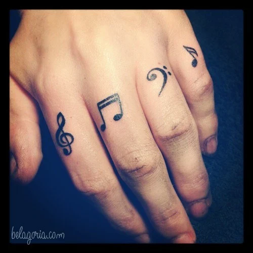 Un tatuaje en los dedos de notas musicales
