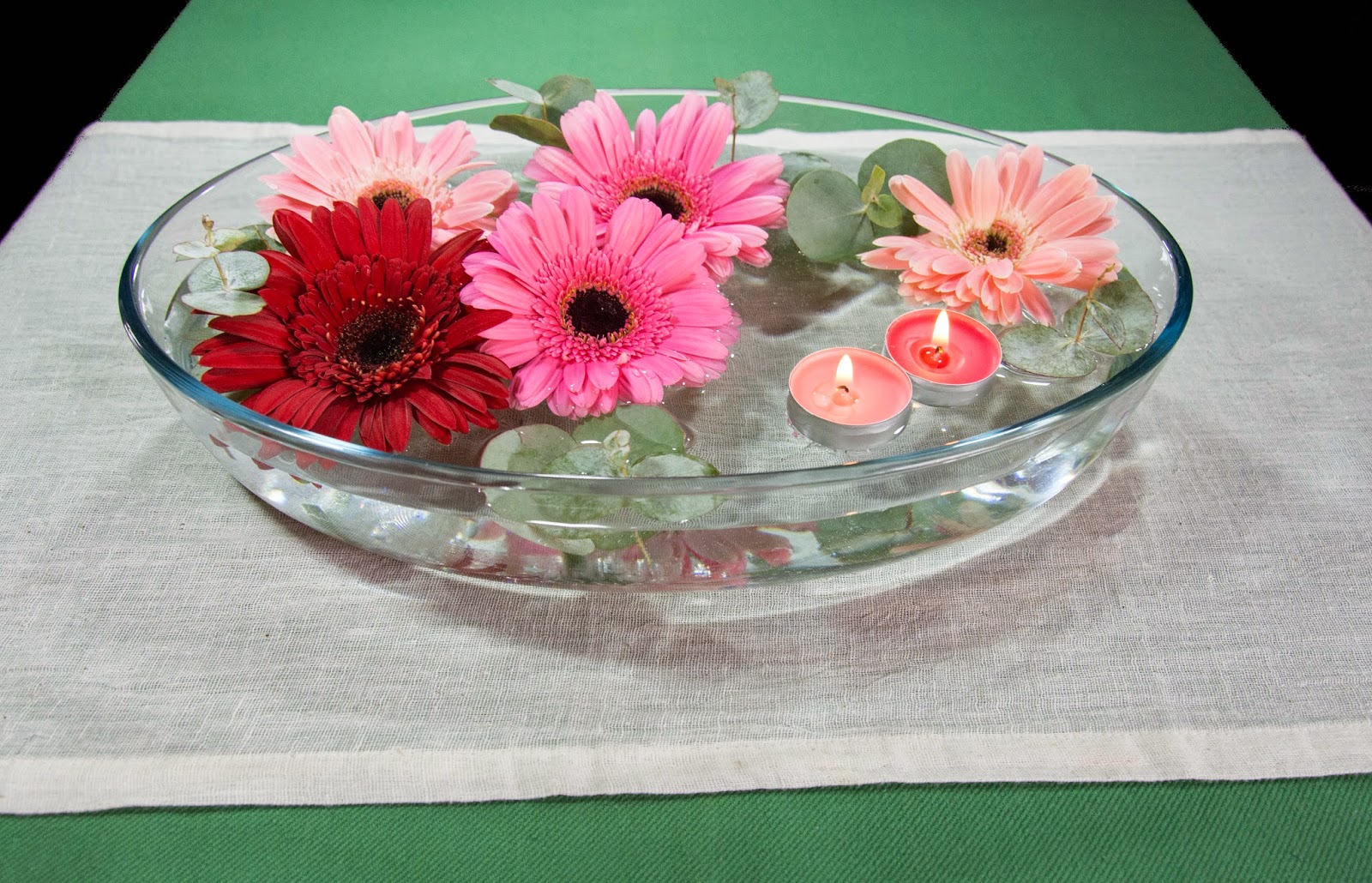 centro de mesa con flores y velas flotantes