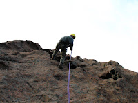 Jean-Henri d'Aullène descend en rappel le rocher de la Tana, Corse du Sud