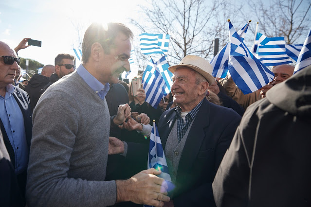 Με συνθήματα «Ελλάς» και «Μητσοτάκης» υποδέχθηκαν εκατοντάδες Χιμαριώτες τον Πρωθυπουργό της Ελλάδος