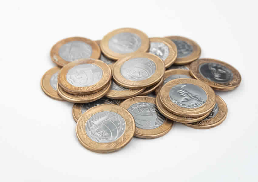 Imagem mostra uma pilha de moedas de 1 real.