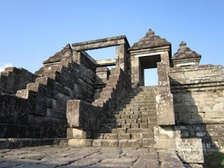 Ojo Dumeh: Rahasia Dibalik Megahnya Borobudur dan Puing Boko