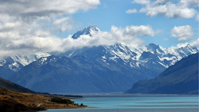  Monte Cook, com 3,7 mil m, é o mais alto da ilha Sul da Nova Zelândia - e da Zelândia Um novo continente, quase completamente submerso, foi identificado por cientistas no sudoeste do oceano Pacífico e batizado como Zelândia. As montanhas mais altas dessa nova região, no entanto, já eram nossas conhecidas e despontam na Nova Zelândia, segundo os geólogos. Agora, os cientistas estão empenhados em uma campanha para que o continente seja reconhecido. Um artigo divulgado na publicação científica Geological Society of America's Journal afirma que a Zelândia tem 5 milhões de quilômetros quadrados - quase dois terços do tamanho da vizinha Austrália, que tem 7,6 milhões de quilômetros quadrados.   No mapa acima, publicado no 'Geological Society of America's Journal', os sete continentes conhecidos dos geólogos mais a Zelândia Critérios Cerca de 94% desta área estão submersos - há apenas poucas ilhas e três grandes massas de terra visíveis na sua superfície: as ilhas do Norte e do Sul da Nova Zelândia e a Nova Caledônia. É comum pensar que é preciso que uma região esteja na superfície para ser considerada um continente. Mas os especialistas levaram em conta outros quatro critérios: elevação maior em relação ao entorno, geologia distinta, área bem definida e crosta mais espessa do que a do fundo do oceano.  Nova Zelândia, que faria parte do novo continente, vista do espaço em foto feita no ano passado pelo astronauta britânico Tim Peake Mas sendo assim, quantos continentes temos atualmente, afinal? A resposta é que, como vários critérios podem ser adotados, falta consenso entre os especialistas sobre esse número. Oitavo continente? Embora ainda seja ensinada na escola, a divisão em cinco continentes - América, África, Europa, Ásia e Oceania - é considerada deficiente entre os estudiosos porque não leva em conta critérios geológicos. Uma outra divisão mescla critérios geológicos e socioculturais, separando, por exemplo, as Américas do Norte (que inclui a Central) e do Sul. Europa e Ásia - que às vezes aparecem como um único continente, a Eurásia - tornam-se dois blocos distintos, respeitando as diferenças culturais entre seus povos. Somando África, Oceania e Antártida, teríamos assim sete continentes - a Zelândia viria a ser o oitavo. O principal autor do artigo, o geólogo neozelandês Nick Mortimer, disse que os cientistas vêm se debruçando sobre as informações há mais de duas décadas para provar que a Zelândia é um novo continente. "O valor científico de classificar a Zelândia como um continente vai muito além de apenas ter mais um nome em uma lista", explicaram os pesquisadores. "O fato de um continente poder estar tão submerso e ainda não fragmentado" é interessante para a "exploração da coesão e do rompimento da crosta continental". Mas como a Zelândia vai entrar na lista de continentes? Os autores de livros didáticos devem ficar tensos novamente? Em 2005, Plutão foi rebaixado à categoria de planeta anão pelos astrônomos e saiu da lista de planetas, alterando o que as escolas ensinaram durante 80 anos. No entanto, não existe uma organização científica que reconheça formalmente os continentes. Então, a mudança só vai ocorrer com o tempo - se as futuras pesquisas realmente adotarem a Zelândia como o oitavo deles.