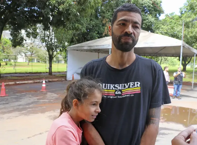 Embora tenha sentido dor, Olívia da Silva, acompanhada pelo pai Márcio Alexandre, ficou feliz de poder prevenir-se da doença: “Acho que doeu, mas sei que é importante, porque não quero ter dengue”