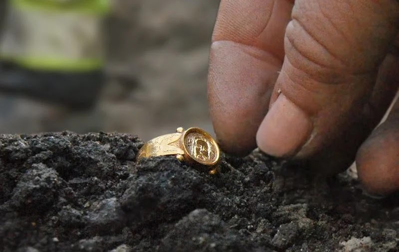 Το μεσαιωνικό δαχτυλίδι που βρέθηκε στο Κάλμαρ της Σουηδίας. [Credit: Arkeologerna / National Historical Museums of Sweden]