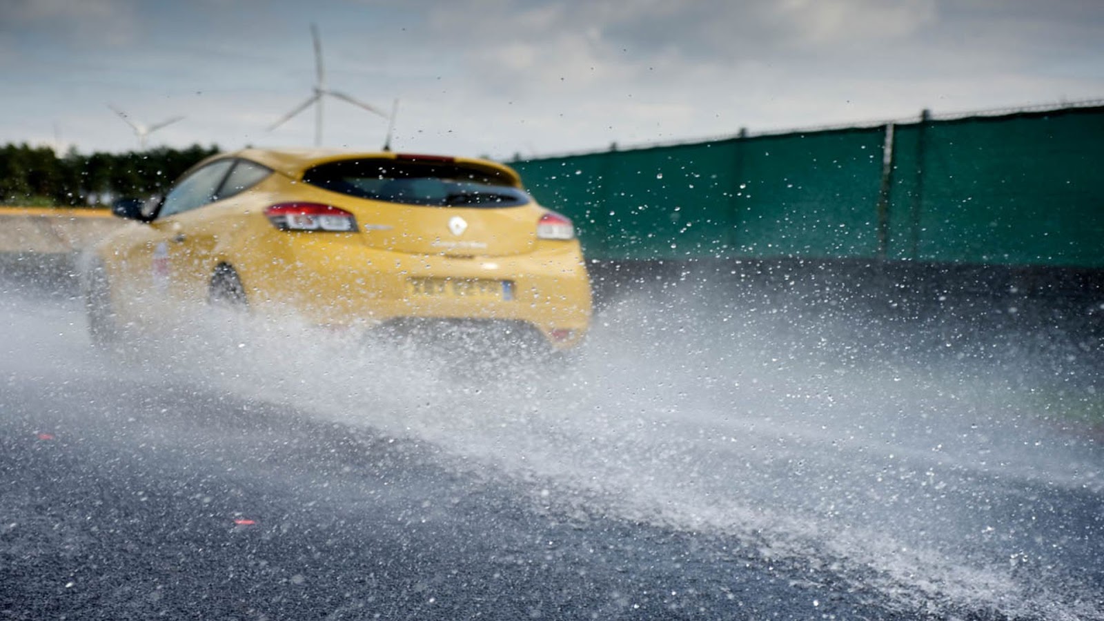 Tips Oke Menghindari Dan Mengatasi Aquaplaning Mobil Zona Oke