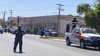 Empat warga Amerika pada hari Minggu (5/3) diserang dan diculik oleh orang-orang bersenjata tak dikenal setelah mereka menyeberangi perbatasan Meksiko, menurut laporan dari FBI. Saat mereka melintasi perbatasan dari Brownsville, Texas ke Matamoros, negara bagian Tamaulipas, keempat orang Amerika yang menggunakan minivan putih dengan plat nomor North Carolina, ditembak dan kemudian diculik serta dimasukkan ke dalam kendaraan yang dikendarai oleh orang-orang bersenjata.  Pernyataan Kedutaan Besar Amerika di Meksiko mengumumkan bahwa hadiah sebesar $50.000 telah ditawarkan oleh FBI untuk pembebasan para korban dan penangkapan orang-orang bersenjata. Namun, sampai saat ini, para korban belum teridentifikasi.  Menurut berbagai laporan, pihak berwenang Meksiko juga sedang menyelidiki kasus tersebut. Presiden Meksiko, Andres Manuel Lopez Obrador, dalam wawancara dengan wartawan, mengatakan bahwa para korban diduga memasuki wilayah Meksiko untuk membeli obat-obatan dan menjadi korban konfrontasi antara kelompok kriminal. Kementerian Keamanan Meksiko sedang bekerja sama dengan FBI untuk menemukan para korban.  Departemen Luar Negeri Amerika telah mengeluarkan peringatan agar warga Amerika tidak mengunjungi enam negara bagian di Meksiko, termasuk Tamaulipas, karena tingginya risiko kejahatan dan penculikan. Menurut panduan Departemen Luar Negeri yang dirilis pada Oktober lalu, kelompok kriminal sering kali menargetkan bus penumpang umum dan pribadi, serta mobil pribadi yang melintasi Tamaulipas, dan seringkali menculik penumpang dan menuntut uang tebusan.  Baku tembak yang terjadi di Matamoros pada hari Jumat lalu juga menyebabkan beberapa orang tewas dan terluka, menurut polisi Tamaulipas. Pejabat-pejabat Amerika telah mengeluarkan peringatan akan bahaya tersebut.