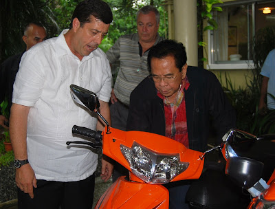 Dave Dewbre, CEO of Digital Web Group, Inc., showing Chavit Singson the many easy to use features of this extremely eco friendly motor scooter