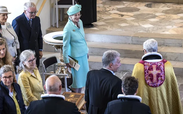 Queen Margrethe was welcomed by Bishop Peter Birch. The Queen wore a light blue blazer and skirt. Pearl brooch