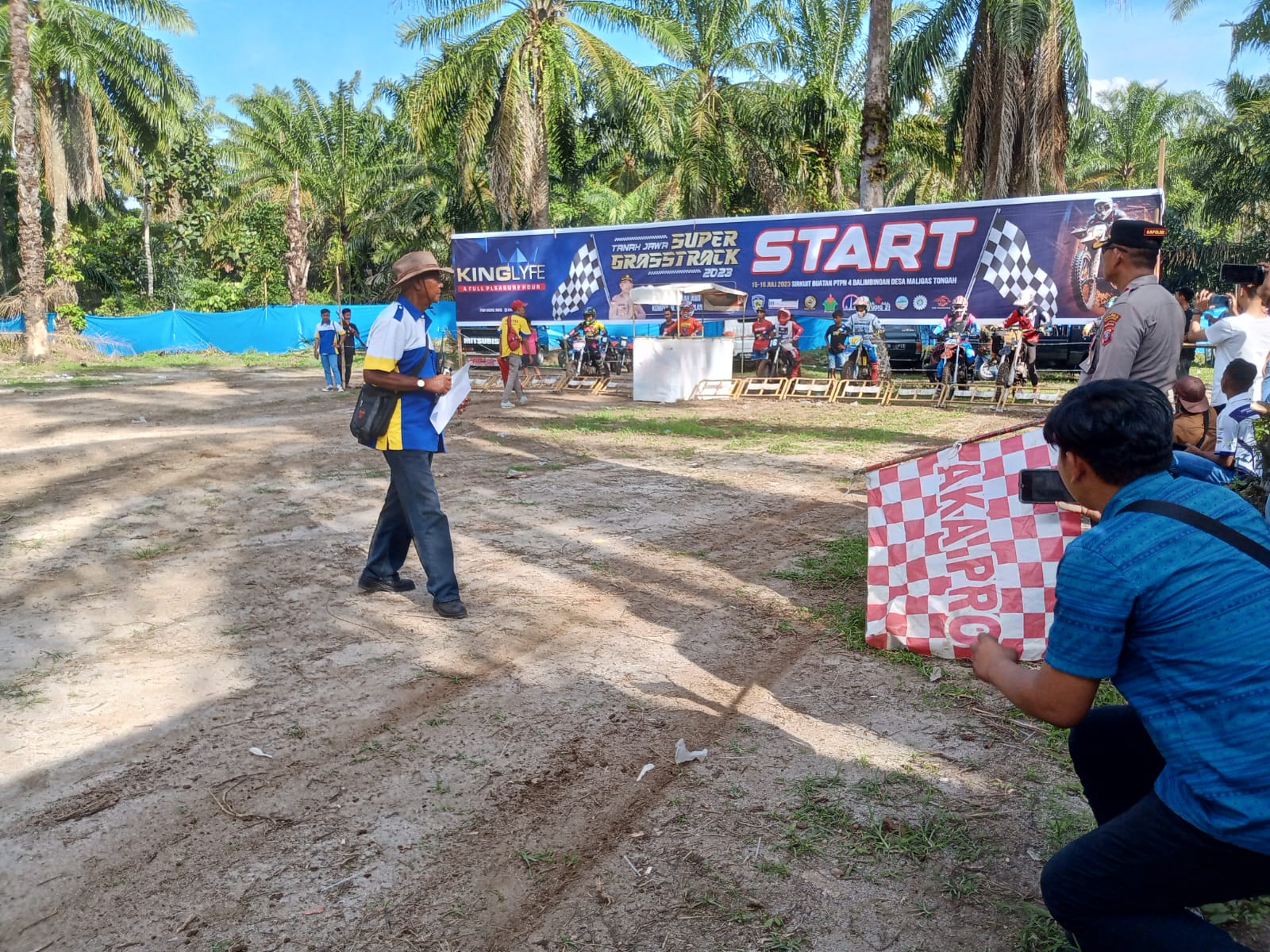 Nonton Grass Track Piala Kapolsek Tanah Jawa di Karcisi Panitia