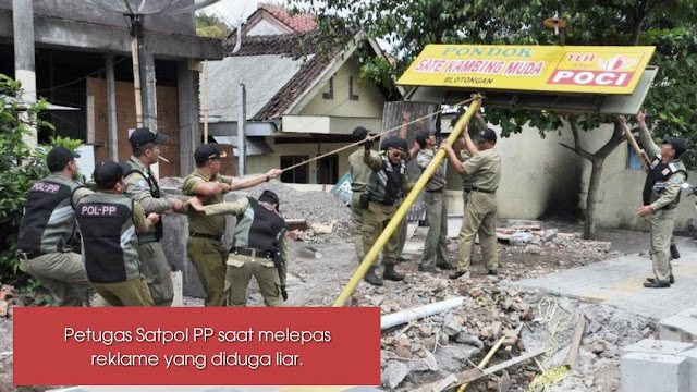 Operasi Non Yustisi, Satpol PP Lepas Sejumlah Reklame Ilegal (Liar)