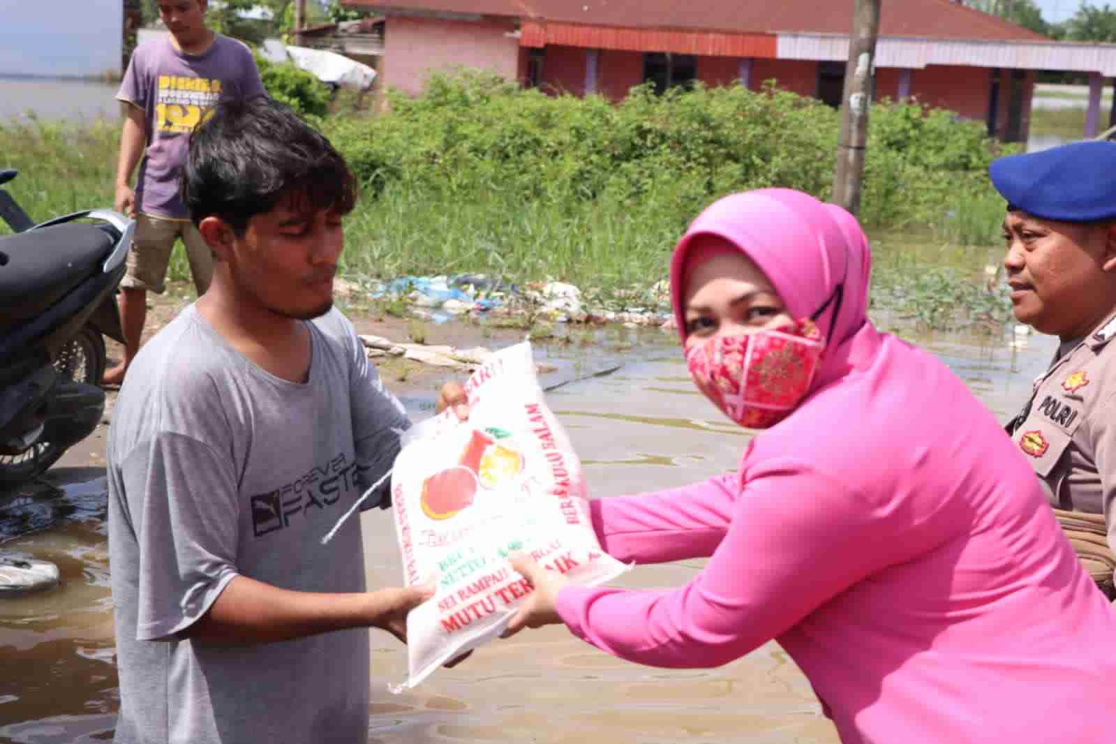 Ketua Bhayangkari Cabang Serdang Bedagai Memberikan Bantuan Sembako kepada Masyarakat yang Terkena dampak Banjir