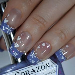 unhas azuis com corações