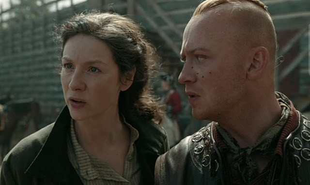 Claire (Caitirona Balfe) és Ian (John Bell)