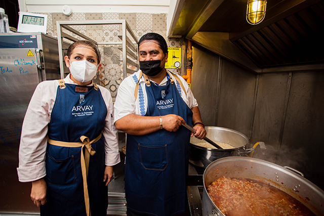 Chefs y cocineros tradicionales llevan alimentos a personas en situación de vulnerabilidad