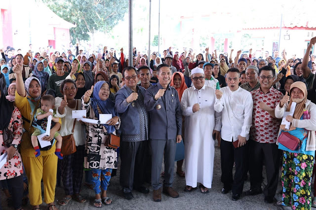  Pj Wali Kota Palembang Ratu Dewa Bagikan Paket Sembako di Halaman Masjid  RATU Cheng Ho 