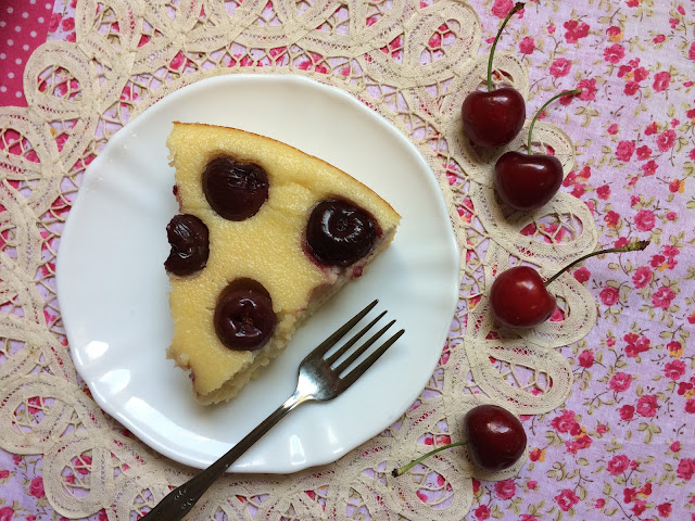 pastel de sémola y cerezas