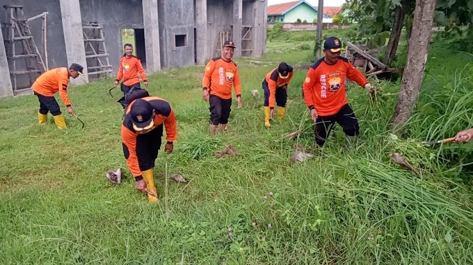  Bhakti Sosial memotong rumput di lokasi lapangan Sepak bola Kawah Candradimuka Desa Jatirejo.